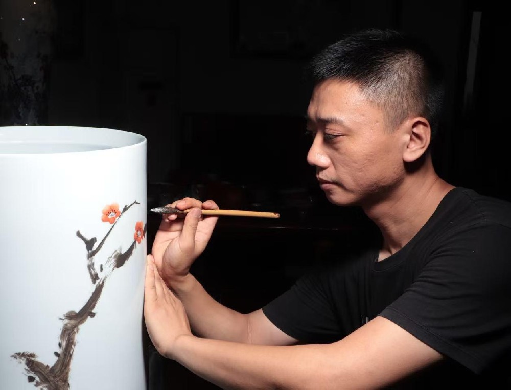 余效龍（國瓷紅葉畫(huà)院高級畫(huà)師）