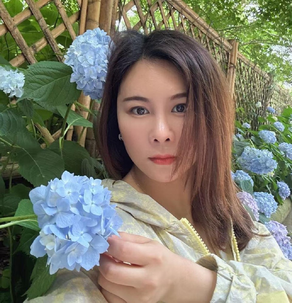 周春霞（國瓷紅葉畫(huà)院高級畫(huà)師）