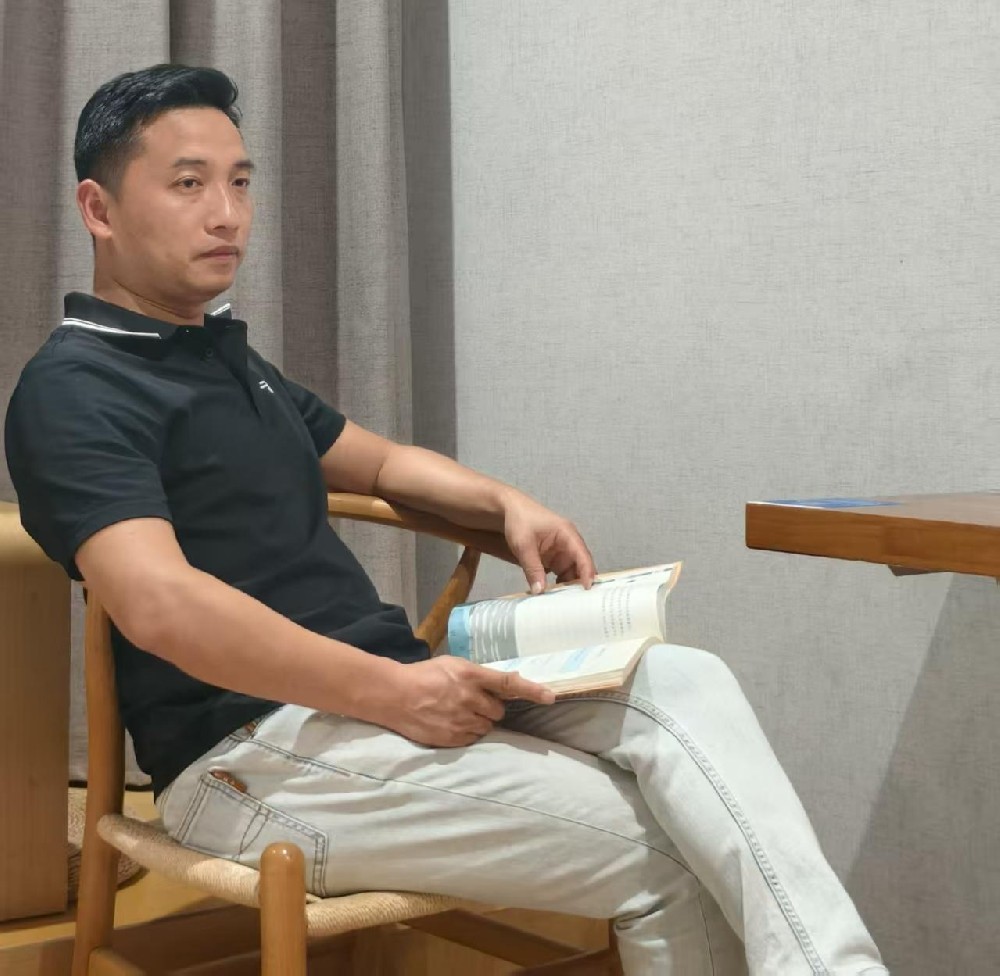 江劍（國瓷紅葉畫(huà)院高級畫(huà)師）