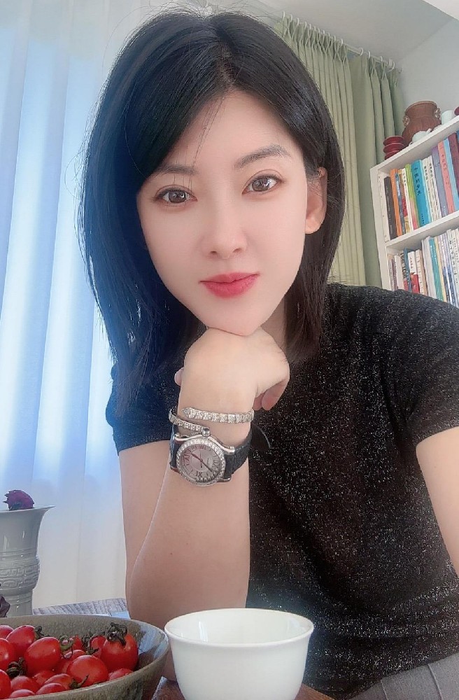 趙玲（國瓷紅葉畫(huà)院高級畫(huà)師）